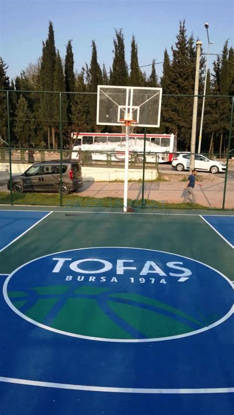 Bursa kapalı basketbol sahası
